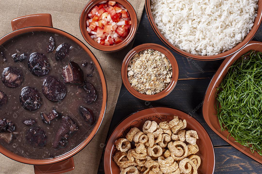 Prato típico brasileiro chamado Feijoada. Feito com feijão preto JPG