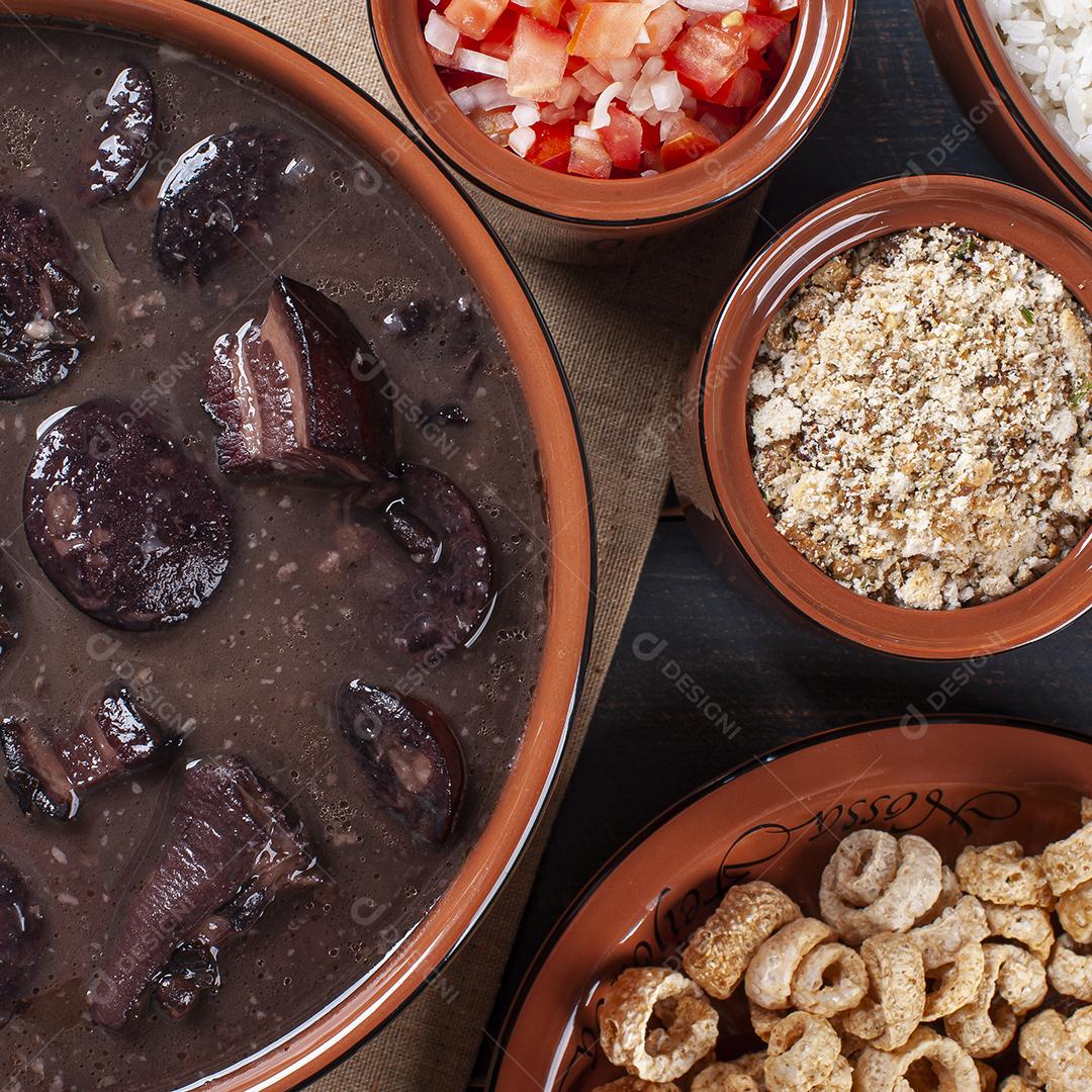 Prato típico brasileiro chamado Feijoada. Feito com feijão preto JPG