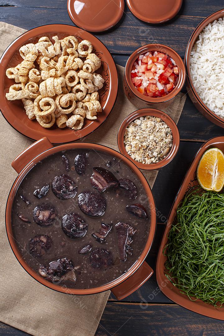 Prato típico brasileiro chamado Feijoada. Feito com feijão preto JPG