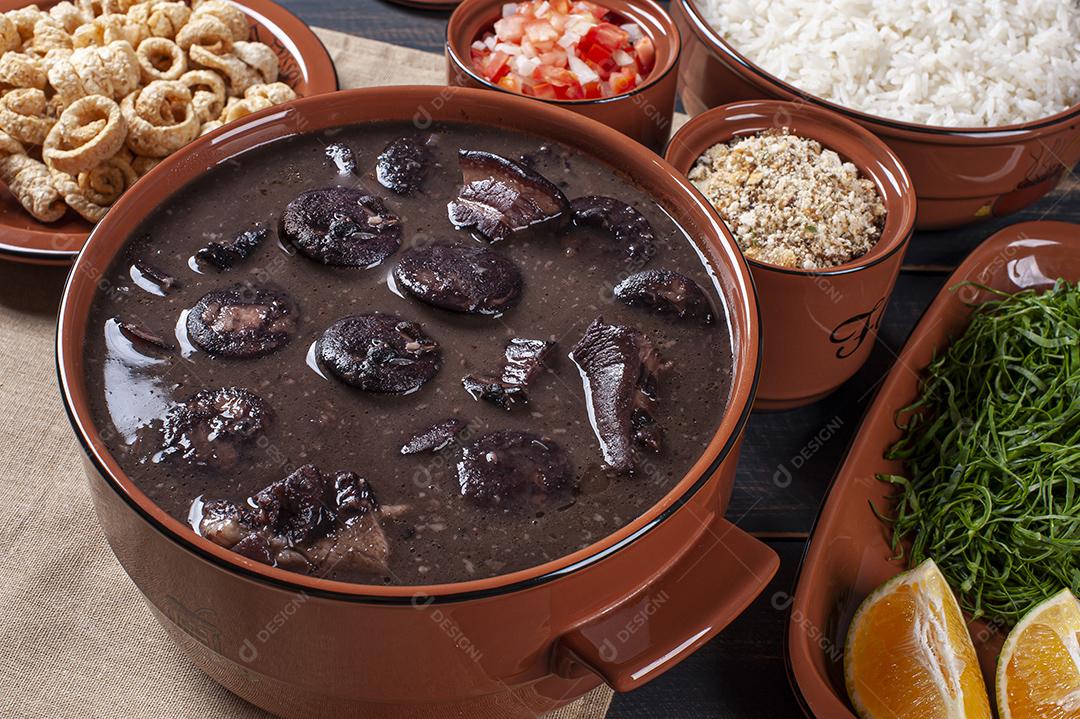 Prato típico brasileiro chamado Feijoada. Feito com feijão preto JPG