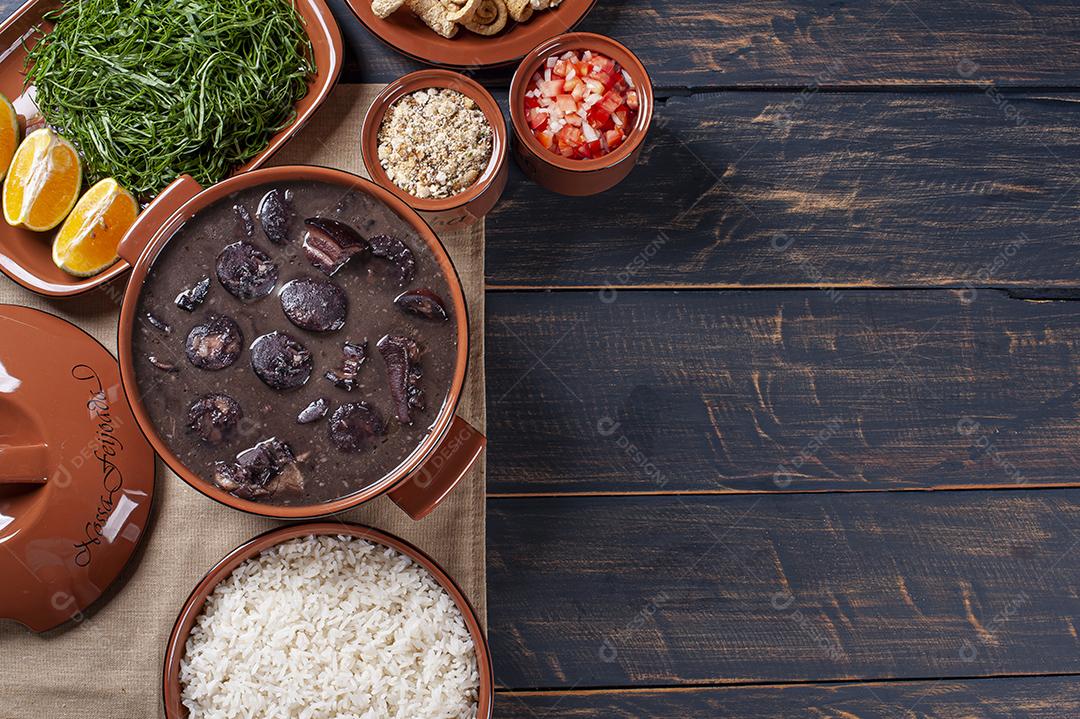 Prato típico brasileiro chamado Feijoada. Feito com feijão preto JPG