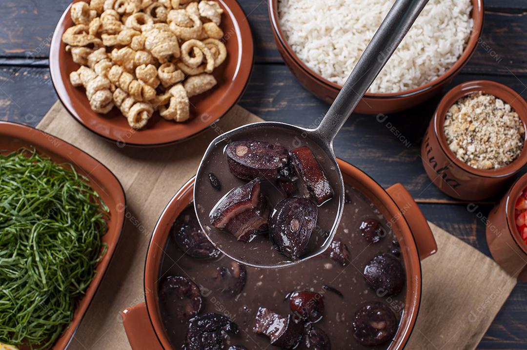 Prato típico brasileiro chamado Feijoada. Feito com feijão preto JPG