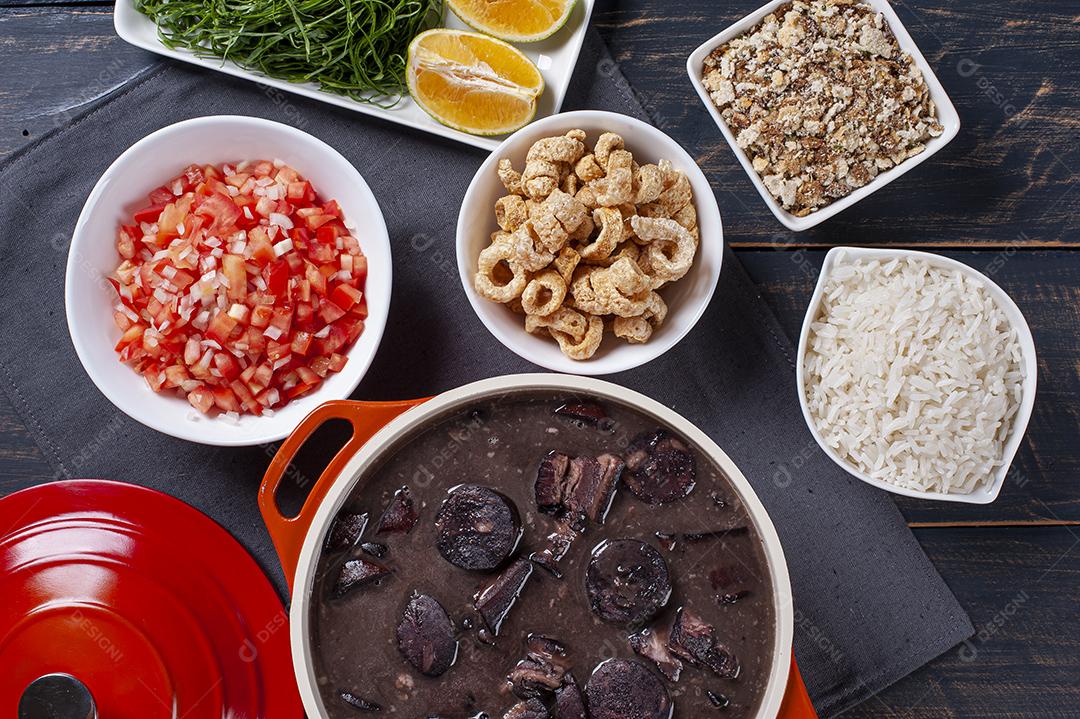 Prato típico brasileiro chamado Feijoada. Feito com feijão preto JPG