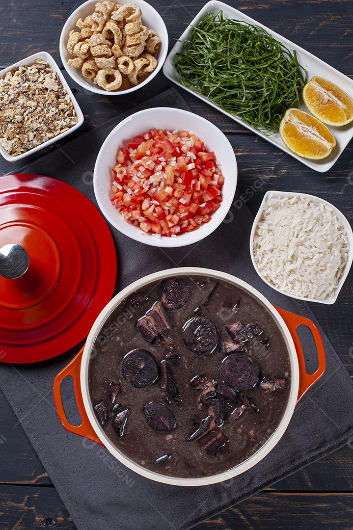 Prato típico brasileiro chamado Feijoada. Feito com feijão preto JPG