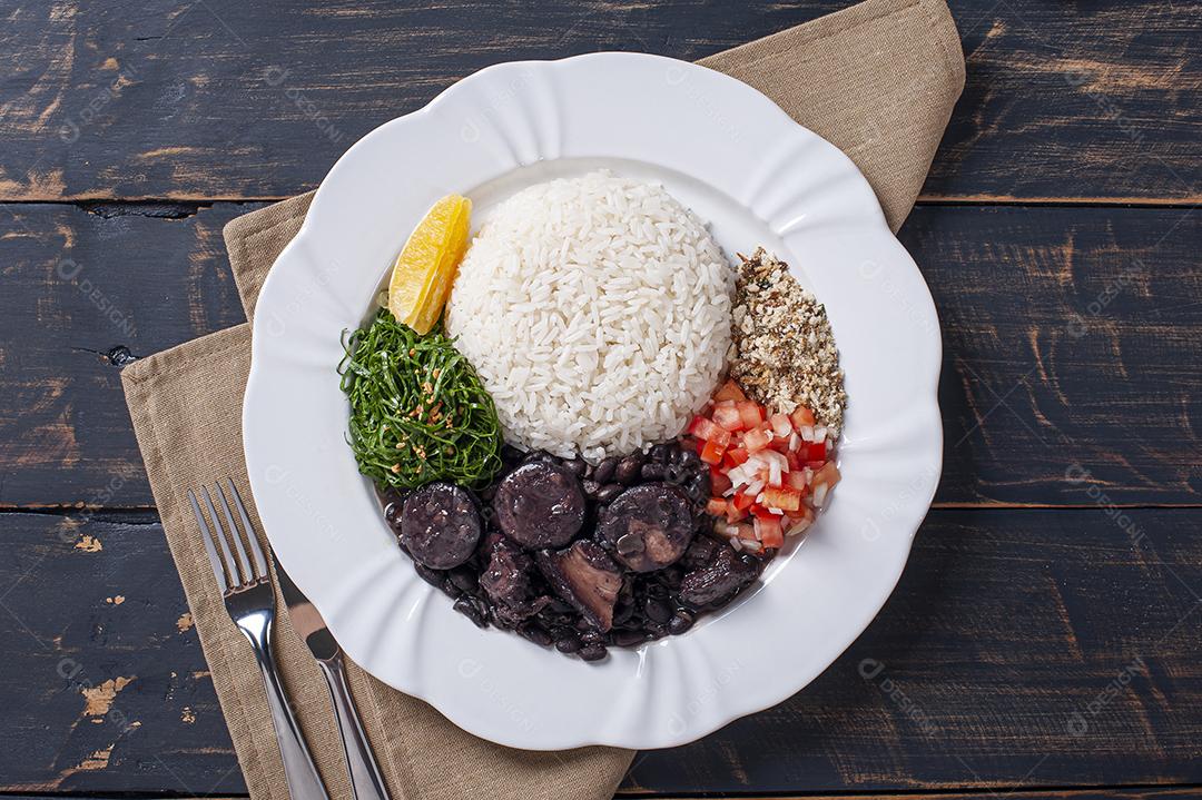Prato típico brasileiro chamado Feijoada. Feito com feijão preto, porco e salsicha JPG