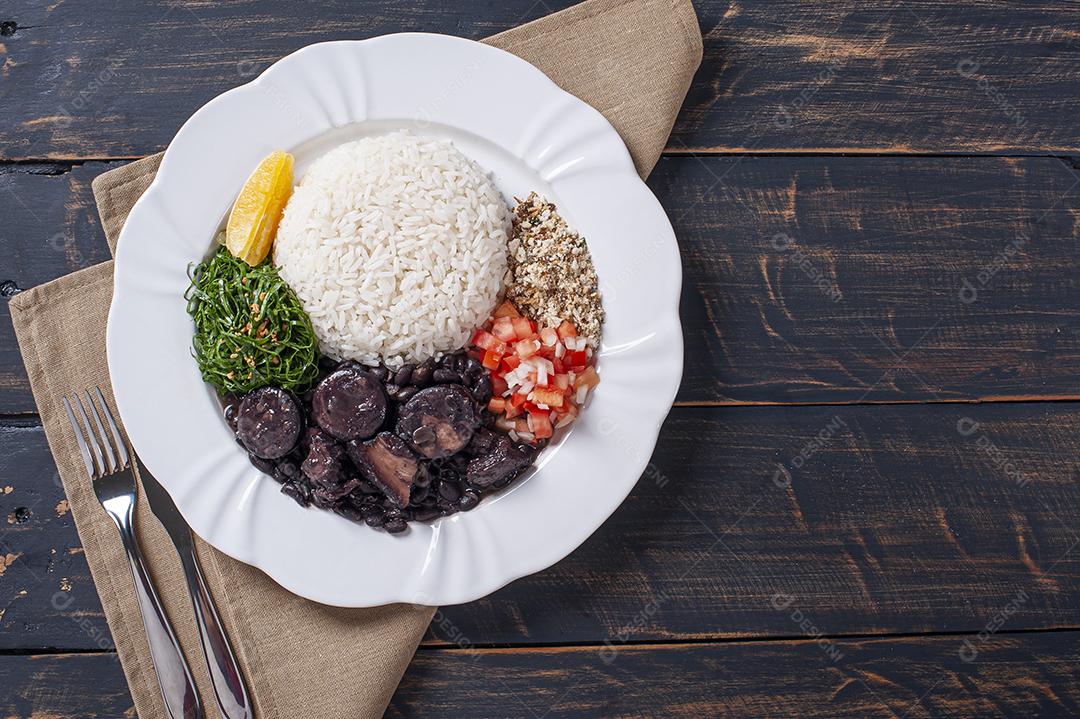 Prato típico brasileiro chamado Feijoada. Feito com feijão preto, porco e salsicha JPG