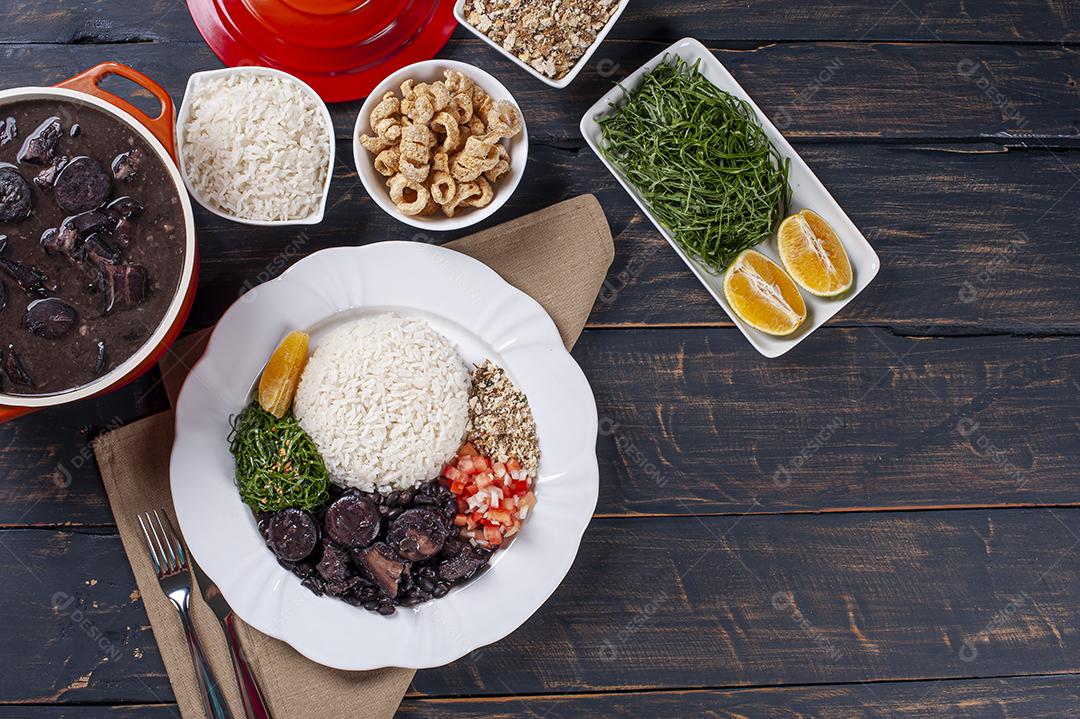 Prato típico brasileiro chamado Feijoada. Feito com feijão preto, porco e salsicha JPG