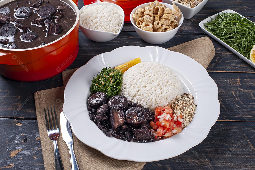Prato típico brasileiro chamado Feijoada. Feito com feijão preto, porco e salsicha JPG