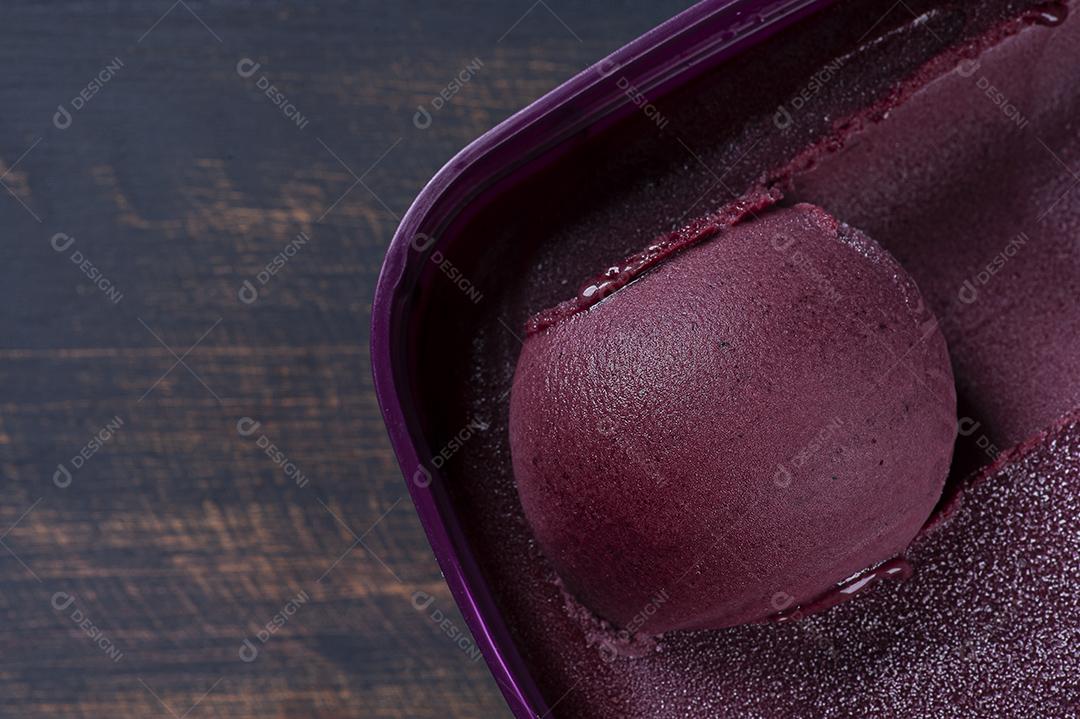 açaí brasileiro congelado em uma caixa roxa JPG