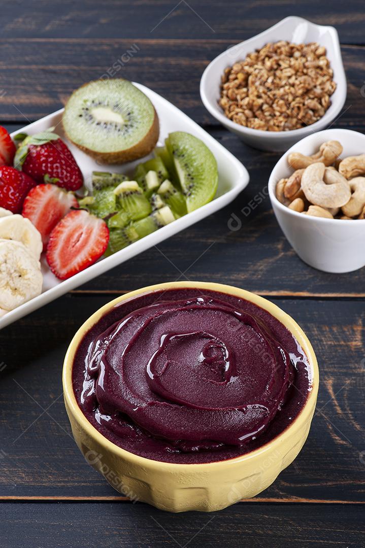 Açaí brasileiro na tigela. Frutos da Amazônia JPG