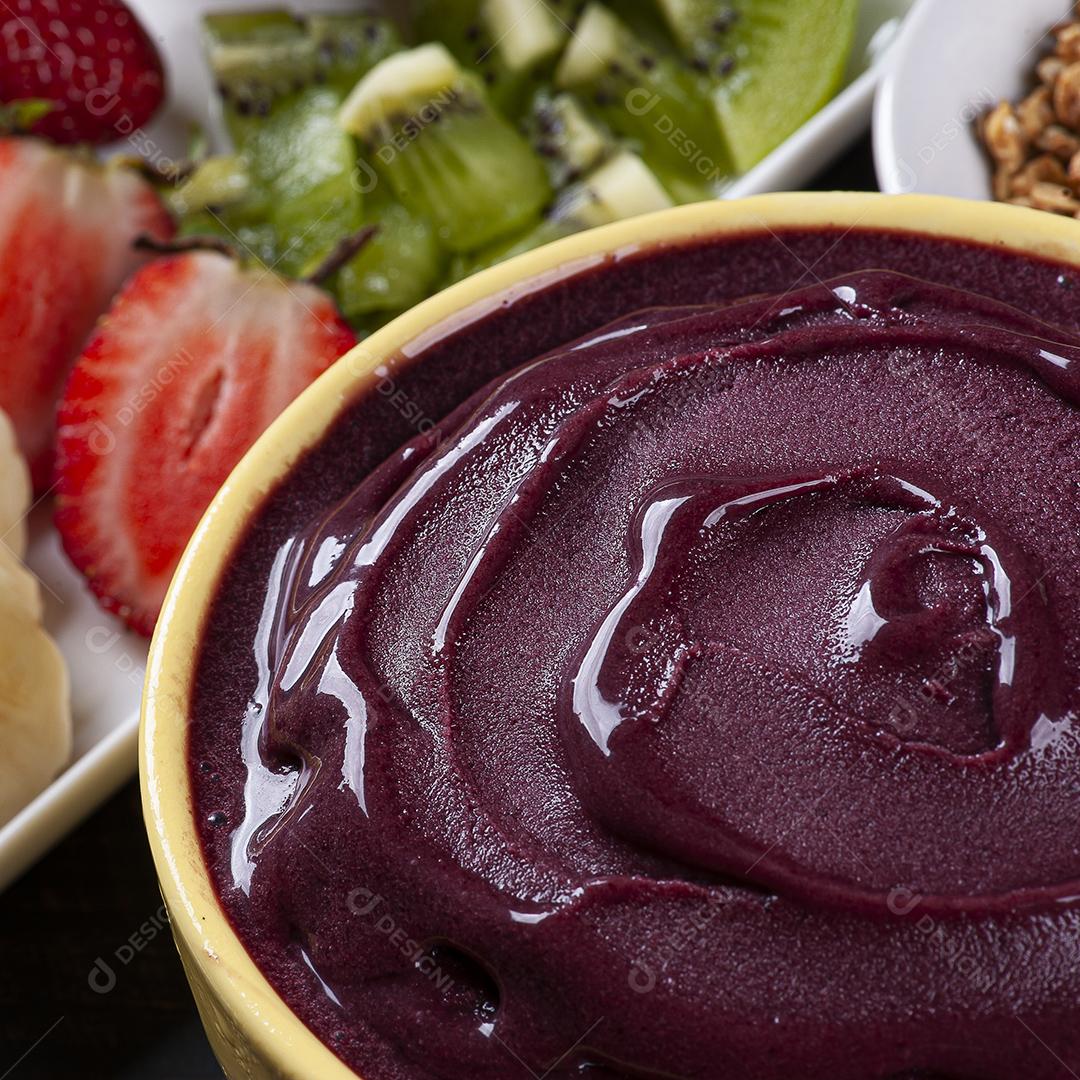 açaí brasileiro congelado em uma caixa roxa JPG