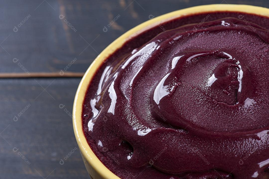 Açaí brasileiro na tigela. Frutos da Amazônia JPG