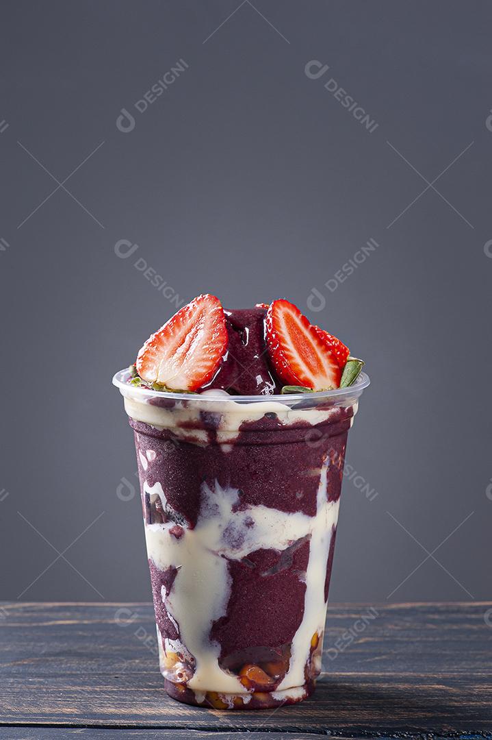 Açaí congelado brasileiro em copo plástico com leite condensado JPG
