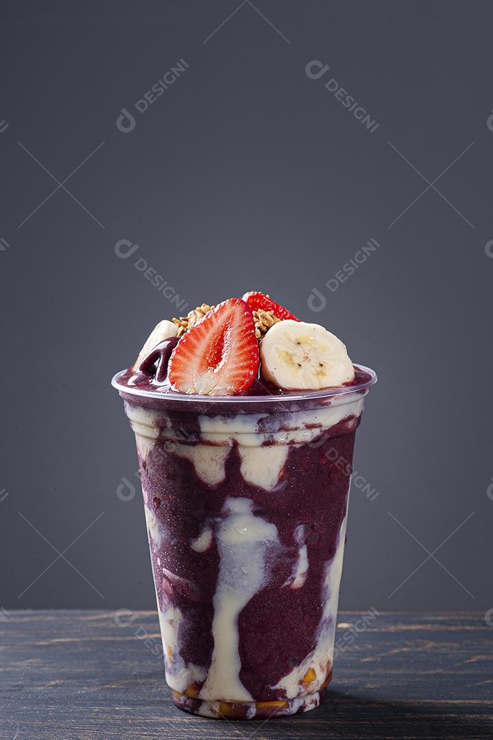 Açaí congelado brasileiro em copo plástico com leite condensado JPG