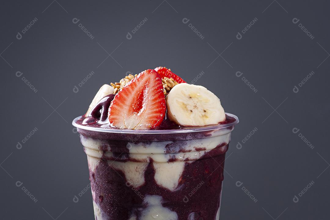 Açaí congelado brasileiro em copo plástico com leite condensado JPG