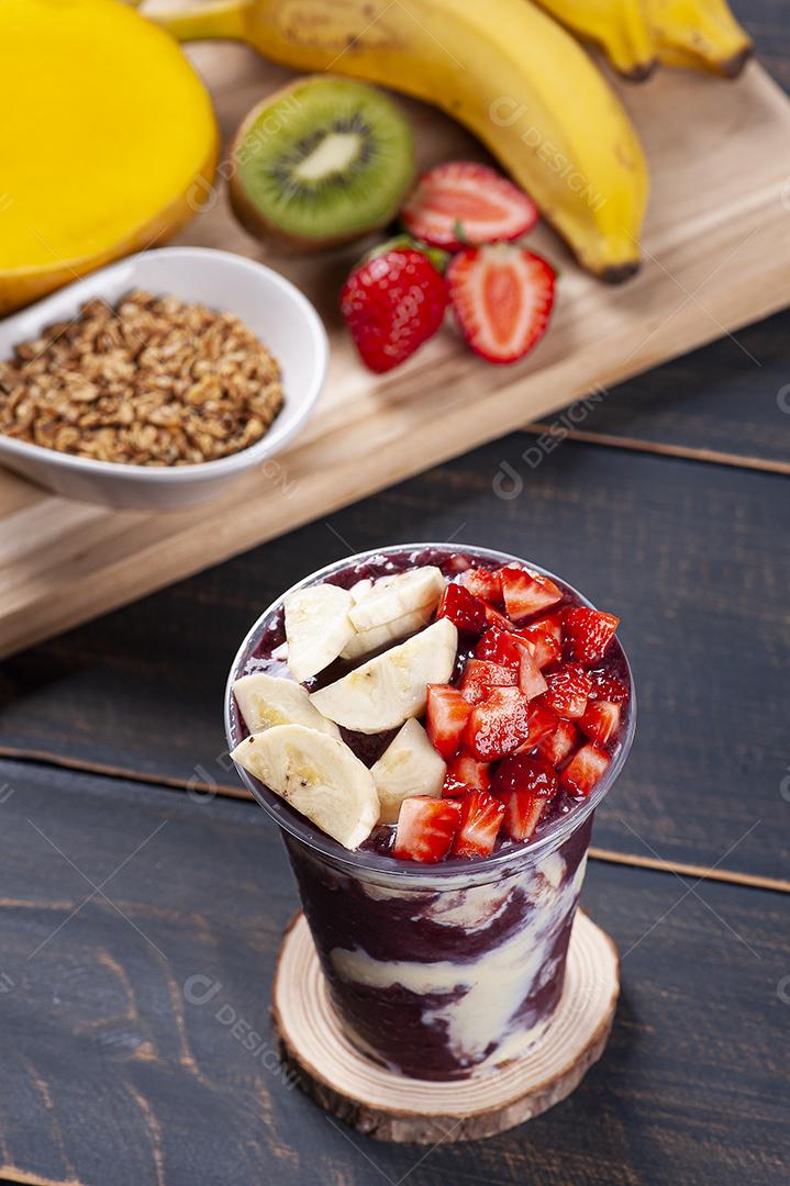 Açaí congelada brasileira em copo plástico com leite condensado JPG