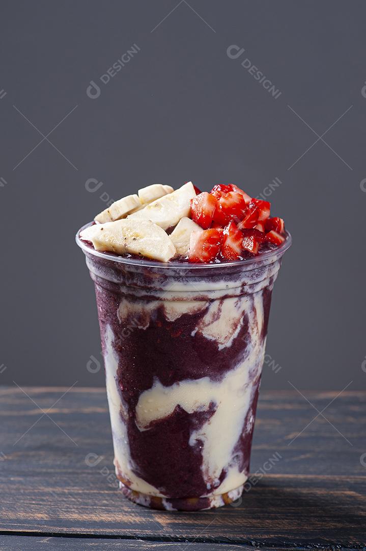 Açaí congelada brasileira em copo plástico com leite condensado JPG