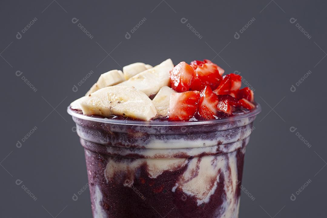Açaí congelada brasileira em copo plástico com leite condensado JPG