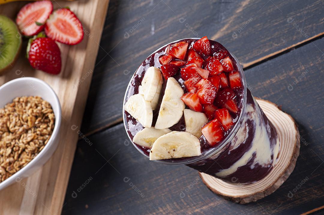 Açaí congelada brasileira em copo plástico com leite condensado JPG