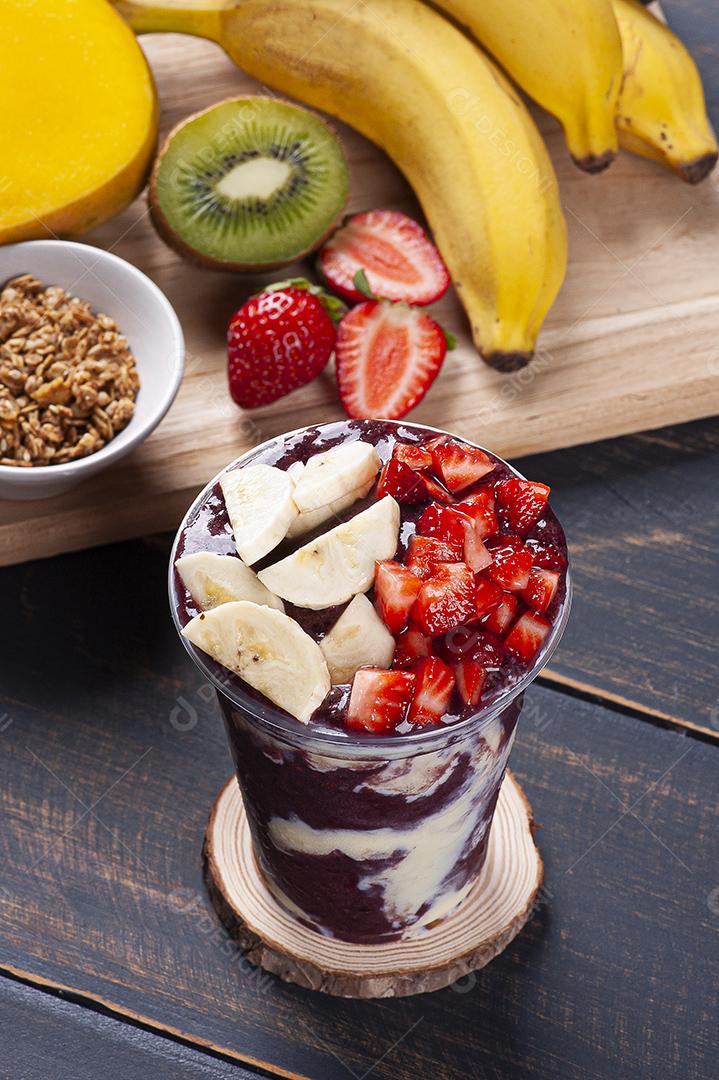 Açaí congelada brasileira em copo plástico com leite condensado JPG