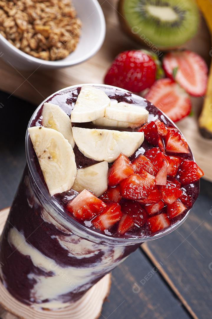 Açaí congelada brasileira em copo plástico com leite condensado JPG