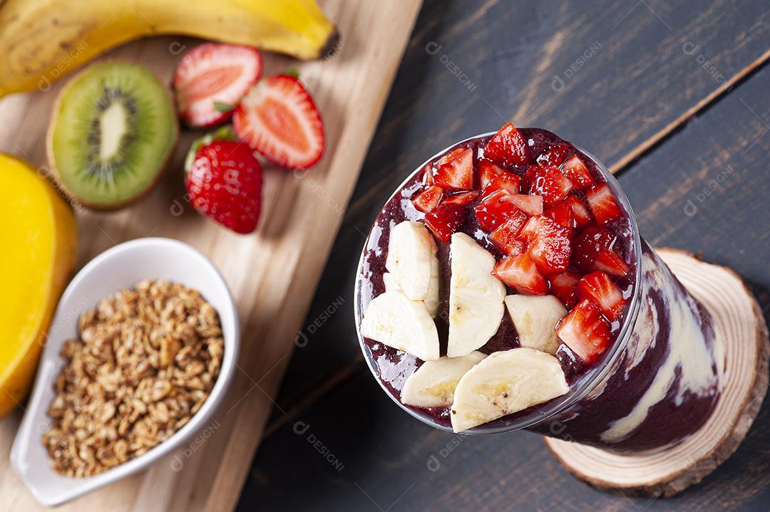 Açaí congelada brasileira em copo plástico com leite condensado JPG