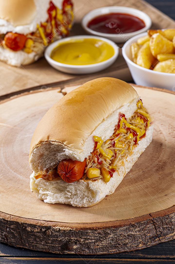 Cachorro-quente estilo brasileiro, com mostarda, ketchup e palha de batata JPG