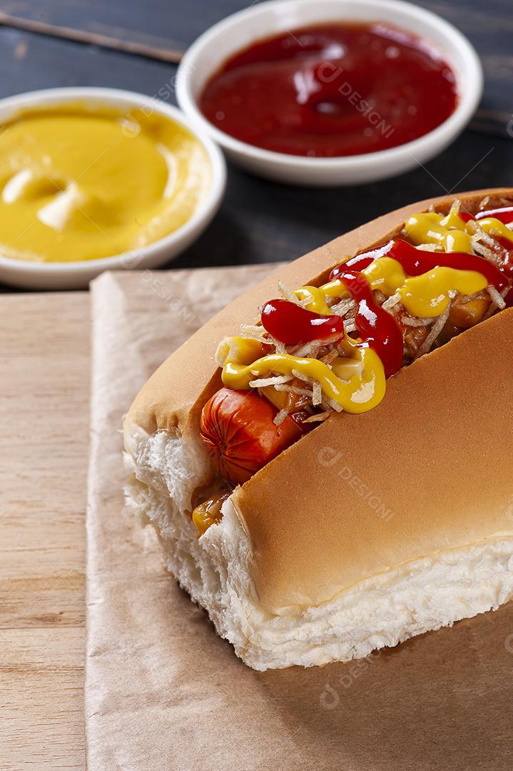 Cachorro-quente estilo brasileiro, com mostarda, ketchup e palha de batata JPG