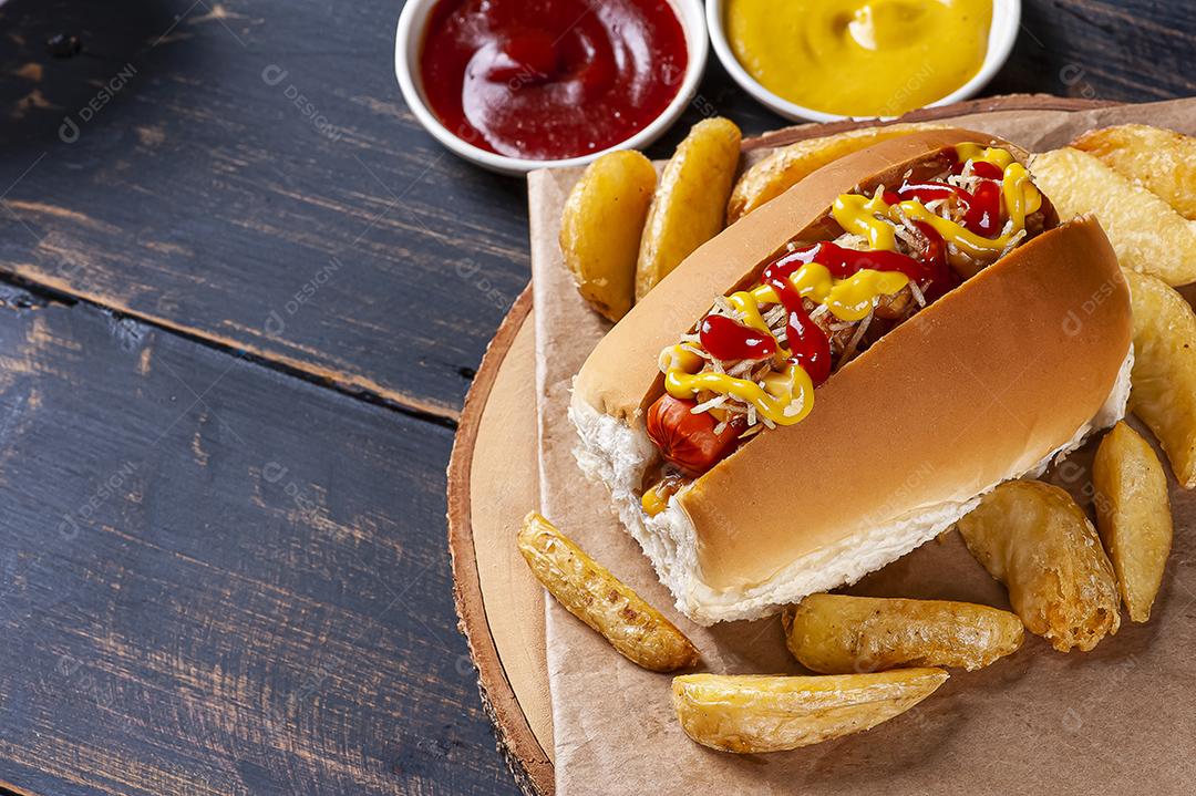 Cachorro-quente estilo brasileiro, com mostarda, ketchup e palha de batata JPG