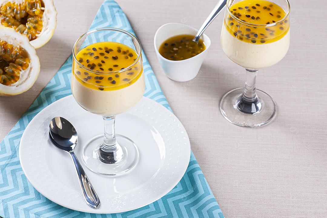 Mousse de maracujá. Sobremesa refrescante JPG