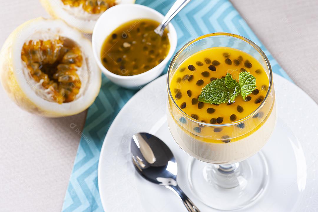 Mousse de maracujá. Sobremesa refrescante JPG