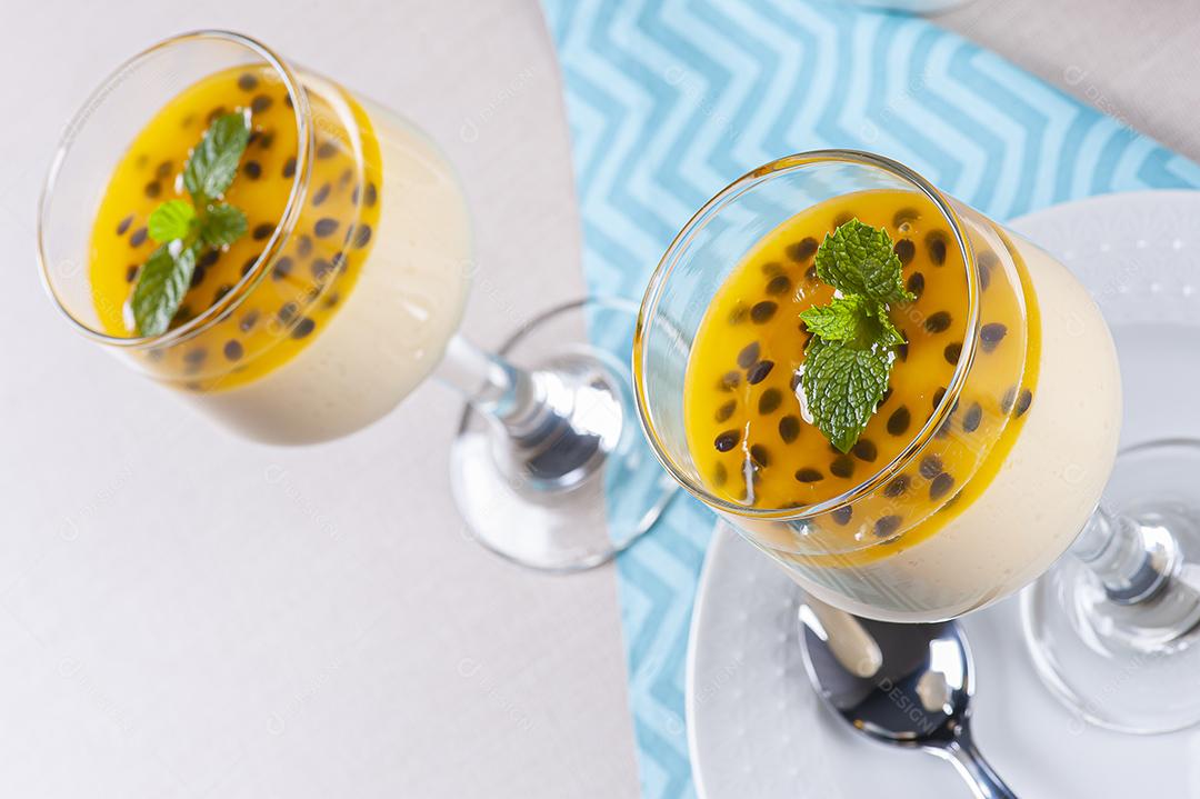 Mousse de maracujá. Sobremesa refrescante JPG