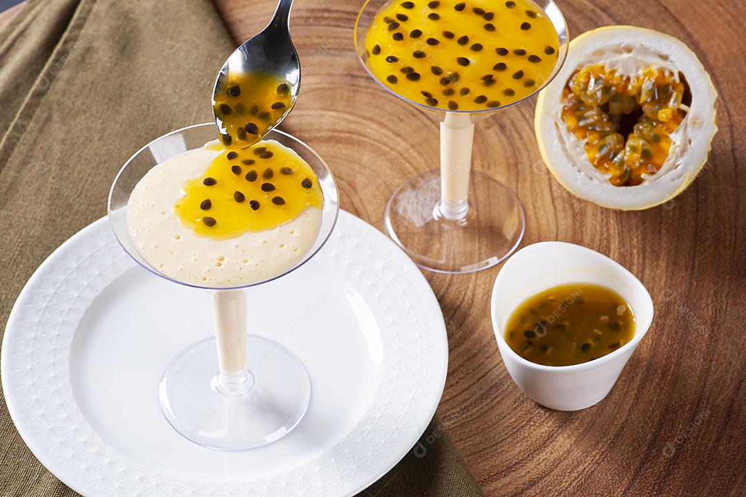 Mousse de maracujá. Sobremesa refrescante JPG