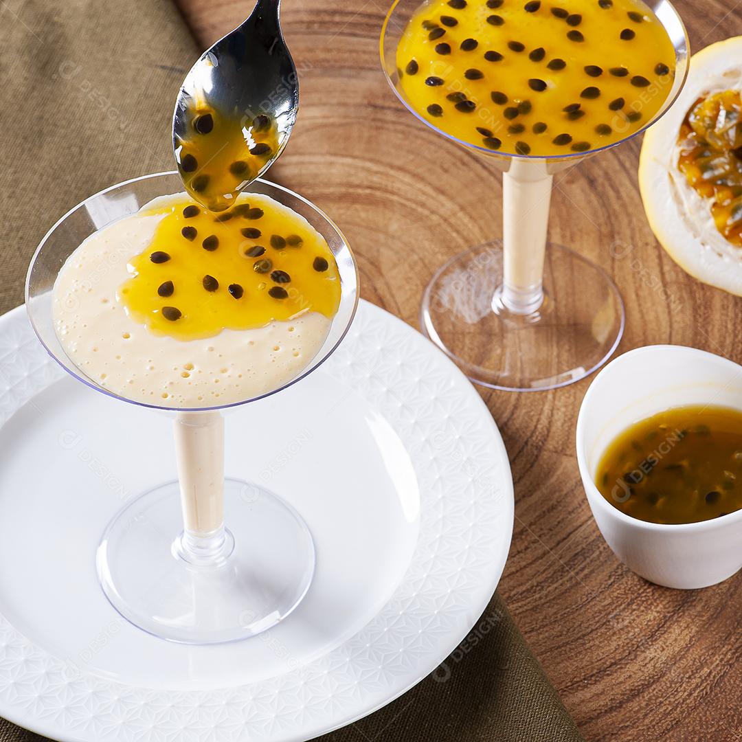 Mousse de maracujá. Sobremesa refrescante JPG