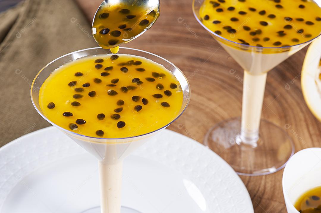 Mousse de maracujá. Sobremesa refrescante JPG