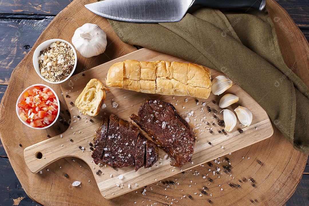 Churrasco típico brasileiro, com pão de alho, picanha, vinagrete e farofa JPG