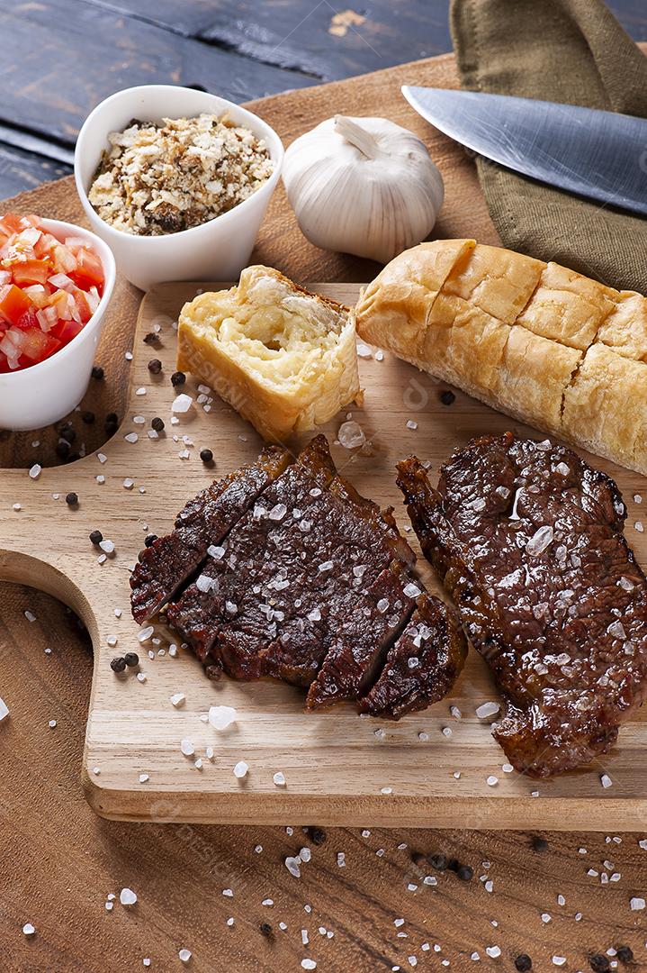 Churrasco típico brasileiro, com pão de alho, picanha, vinagrete e farofa JPG