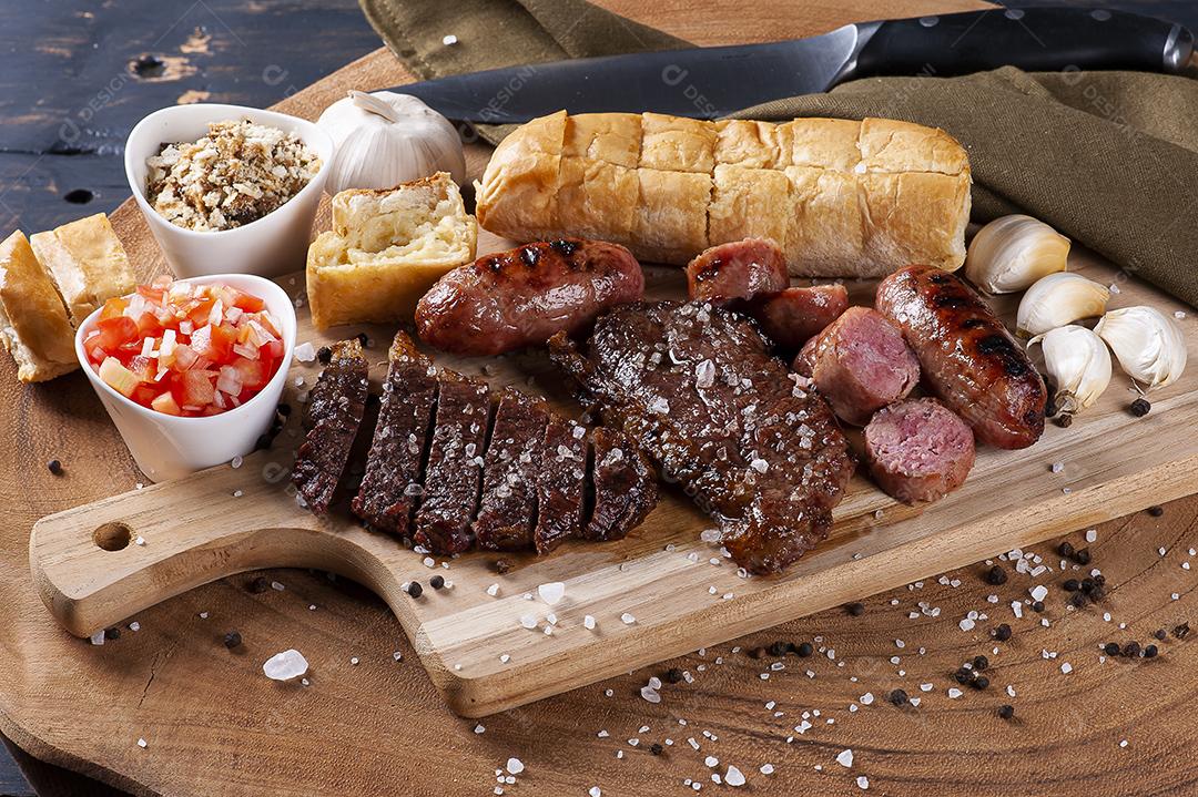 Churrasco tipicamente brasileiro, com pão de alho, picanha, salsicha JPG