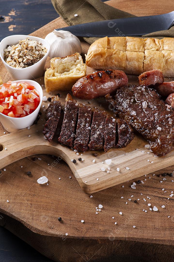Churrasco tipicamente brasileiro, com pão de alho, picanha, salsicha JPG