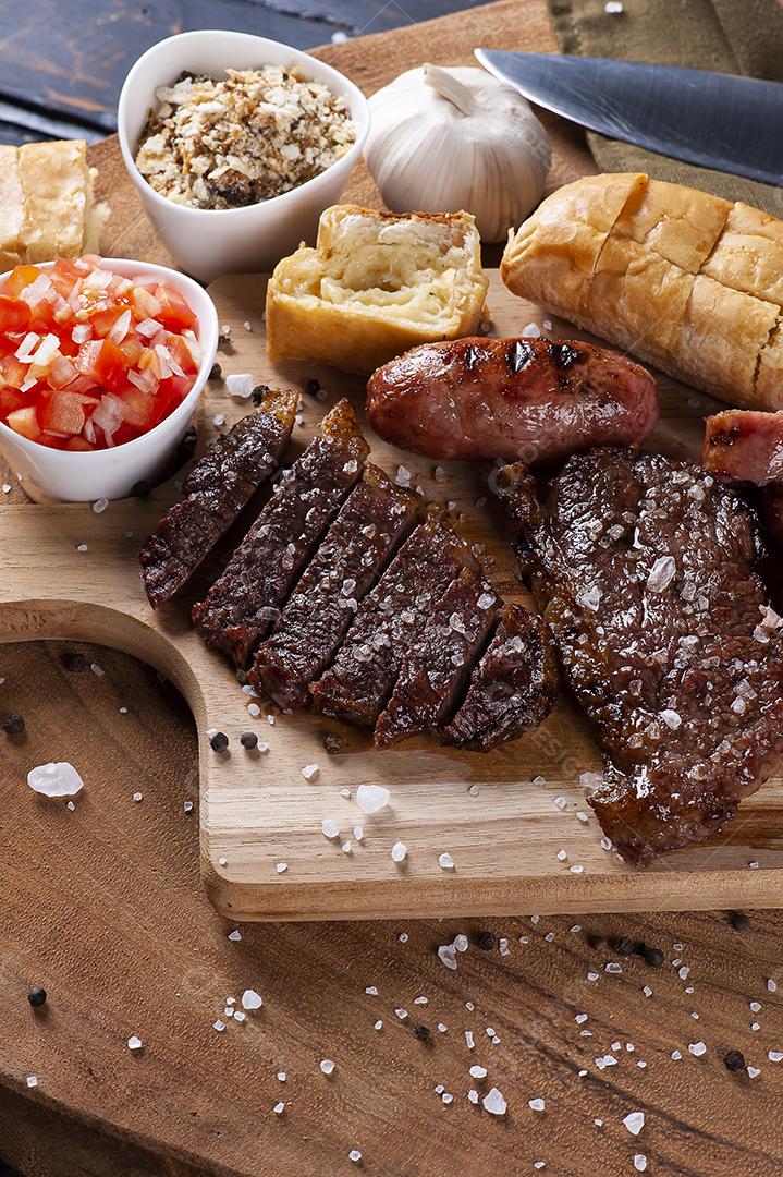 Churrasco tipicamente brasileiro, com pão de alho, picanha, salsicha JPG
