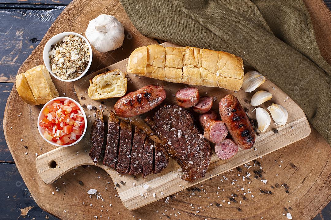 Churrasco tipicamente brasileiro, com pão de alho, picanha, salsicha JPG