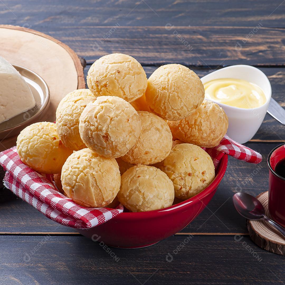 Delicioso pão de queijo brasileiro JPG