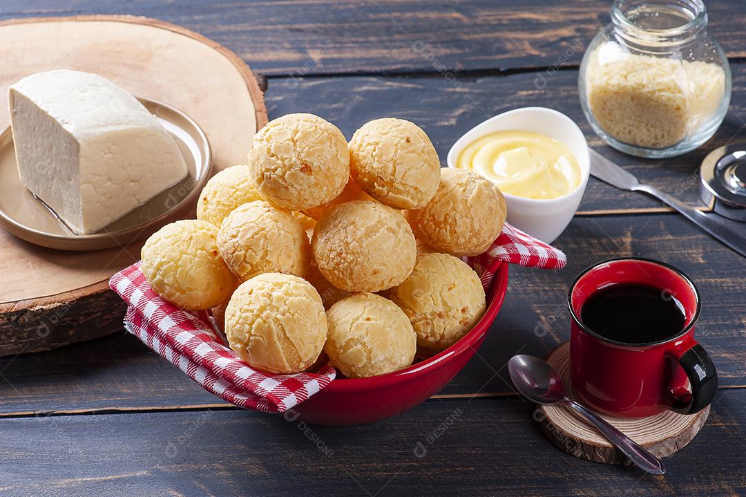 Delicioso pão de queijo brasileiro JPG