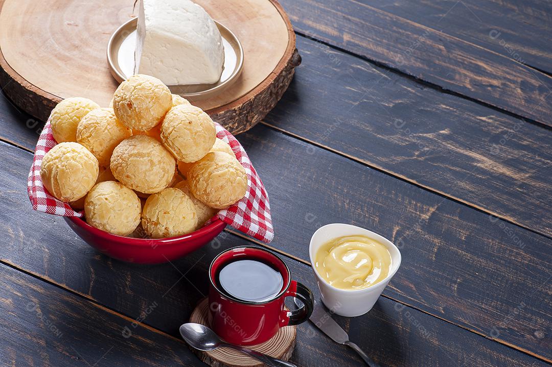 Delicioso pão de queijo brasileiro JPG