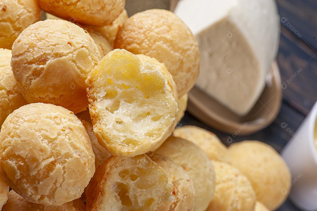 Delicioso pão de queijo brasileiro JPG
