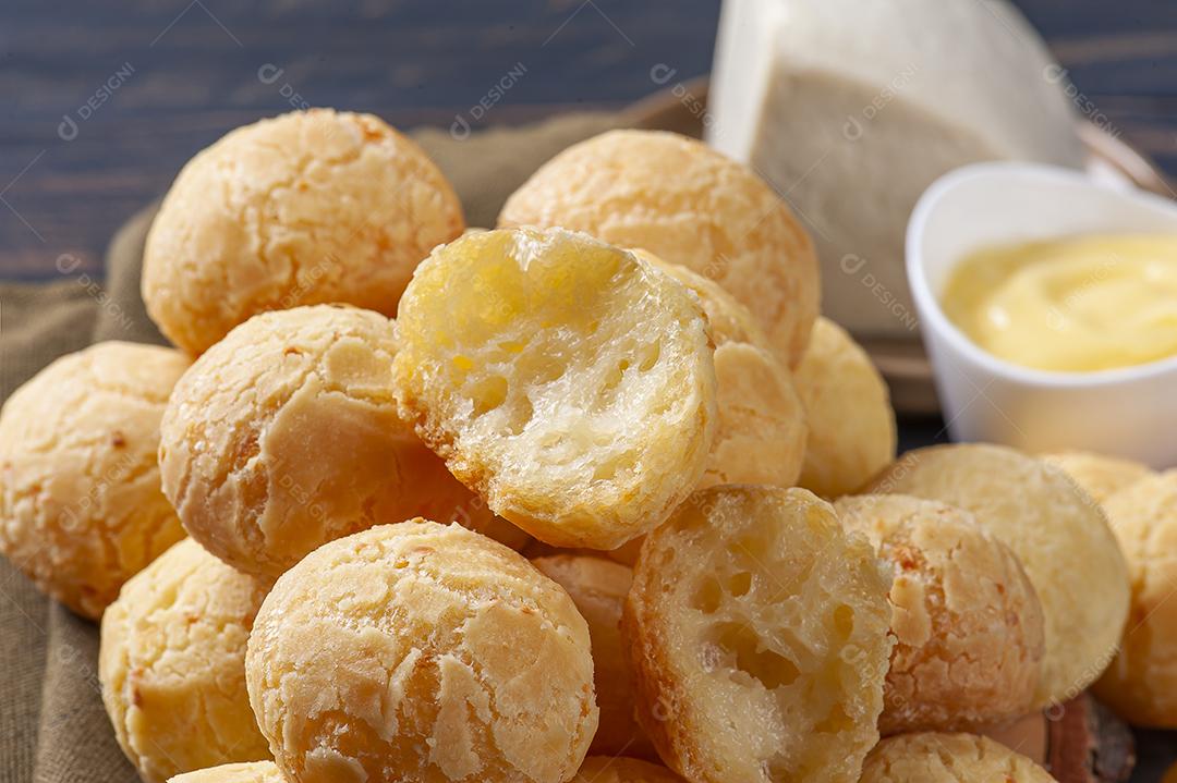 Delicioso pão de queijo brasileiro JPG