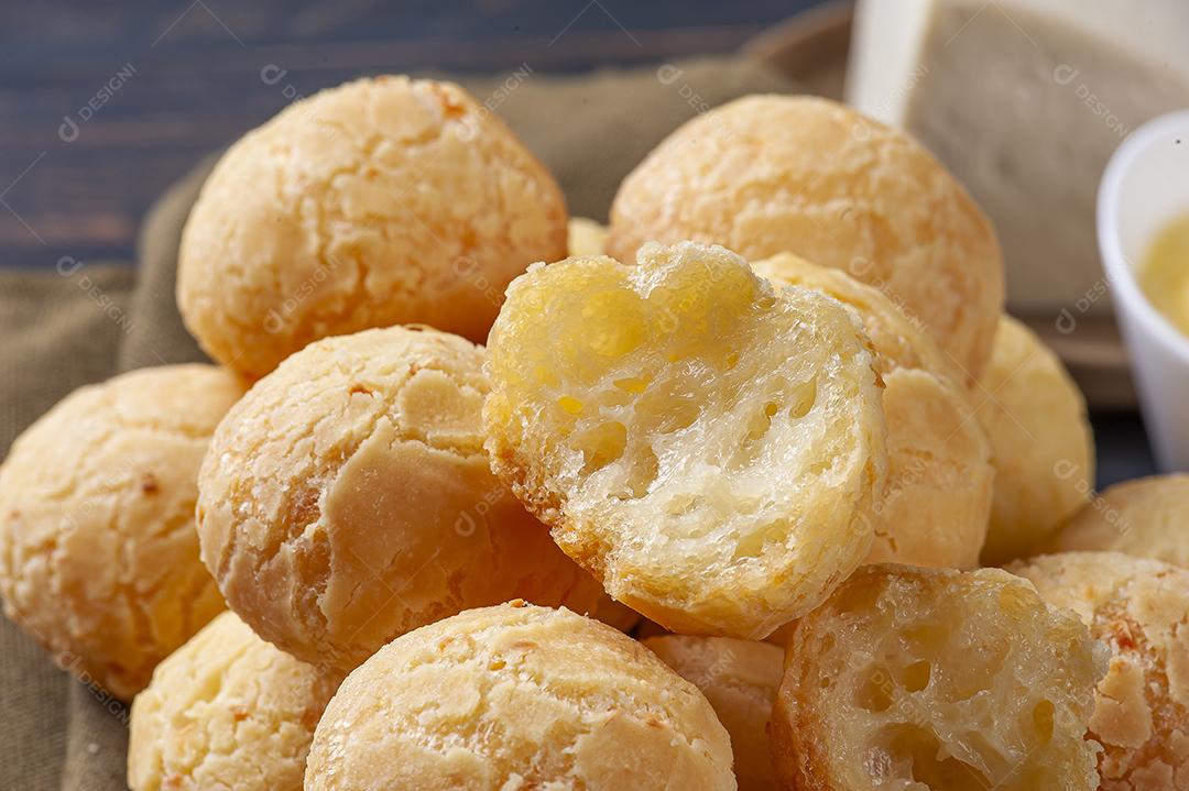 Delicioso pão de queijo brasileiro JPG