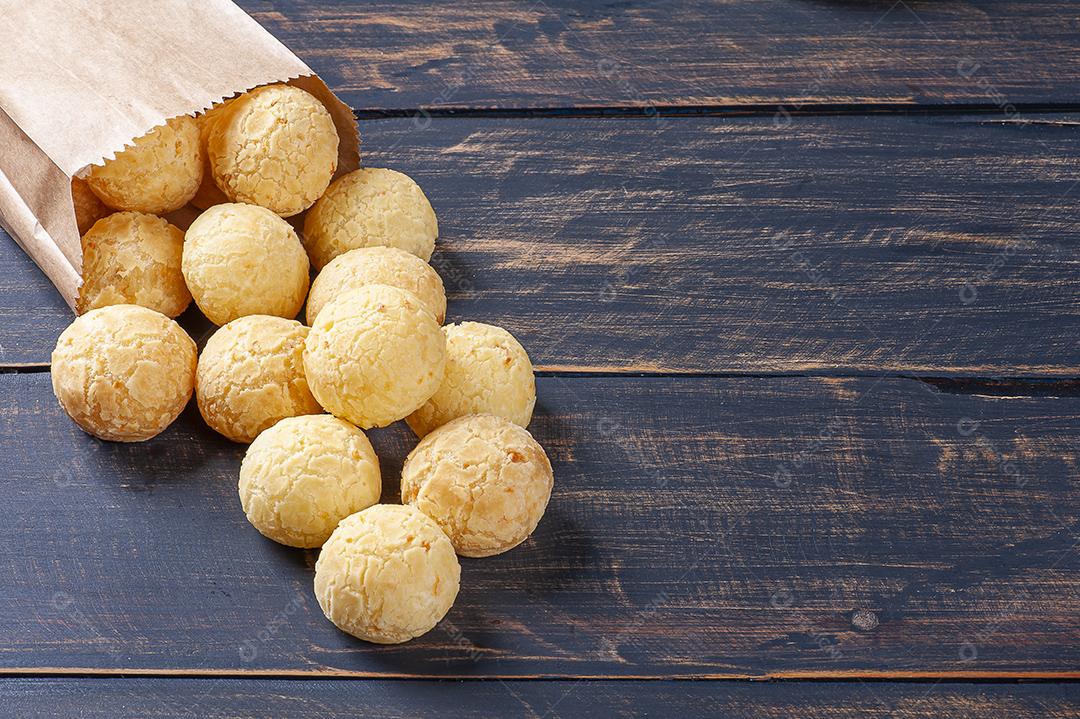 Delicioso pão de queijo brasileiro JPG