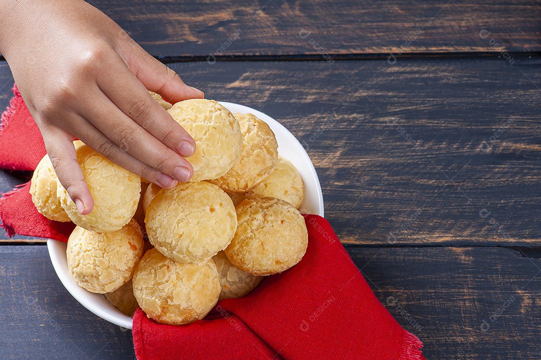 Delicioso pão de queijo brasileiro JPG