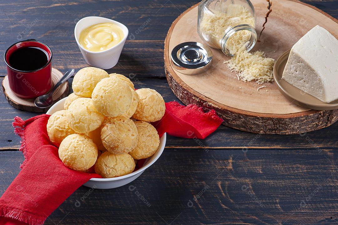 Delicioso pão de queijo brasileiro JPG